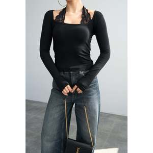 Blusa Negra con Cuello de Encaje - Product Image 1