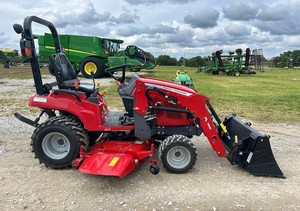 รถแทรกเตอร์ล้อยางขนาดเล็กสีแดง ปี 2024 เครื่องยนต์ดีเซล 20 แรงม้า ยี่ห้อ Massey Ferguson รุ่น GC1725M พร้อมที่ตักด้านหน้า ระบบขับเคลื่อน 4 ล้อ สำหรับงานเกษตร ใช้ระบบเกียร์ขับเคลื่อน - Product Image 4