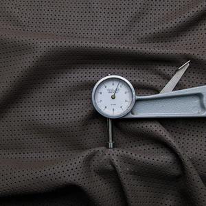 Peau de cuir perforée grise de qualité supérieure disponible en 1 à 22 pieds carrés pour les produits en cuir personnalisés - Product Image 1