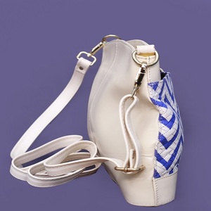 Sac à main bandoulière élégant en cuir et toile à motif chevron pour femme avec sangle réglable - Product Image 3