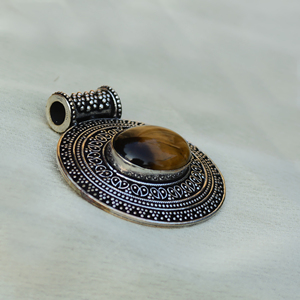 Collar al por mayor con colgante étnico de ojo de tigre de latón, chapado en plata oxidada, geométrico y tribal - Product Image 2