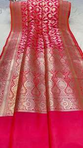 Hecho a medida en atractivos saris de seda de brocado de color púrpura con bordes dorados tejidos de telas de seda pura para reventa por tiendas - Product Image 5