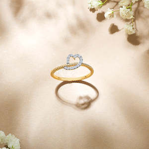 Bague en or et diamants en forme de cœur - Product Image 1