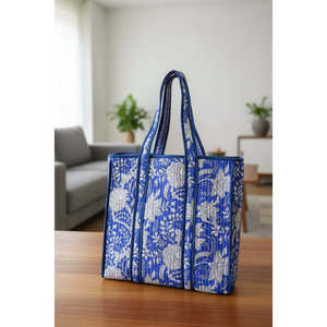 Bolso Tote Grande Azul Rey con Diseño Floral Blanco, Hecho a Mano, con Asa Superior, Sin Cremallera, Ecológico, para Uso Diario - Product Image 3
