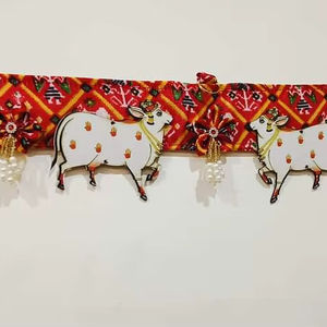 Decoraciones de Boda Tradicionales Rajasthani Hechas a Mano con Tela, Vibrante Motivo de Vaca, Toran Bandhanwar, Recortes de Madera Kamdhenu, Perlas - Product Image 1