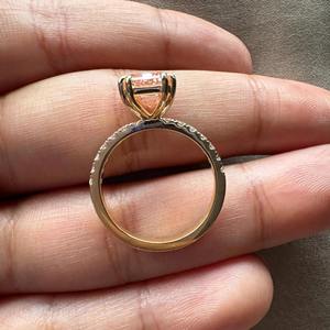 Anillo de Compromiso con Diamante Cultivado en Laboratorio de Color Rosa Esmeralda con Certificación IGI, Anillo de Boda Redondo de Oro de 14k a Bajo Precio - Product Image 5