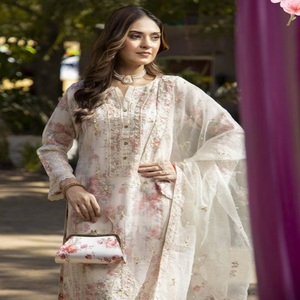 Vestidos Panjabi pakistaníes bordados de Organza para mujer en trajes de tres piezas de Organza Diseñadores paquistaníes de Dr Haris Vol MIRAAS - Product Image 4