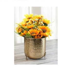 Grande jardinière en laiton au design artisanal avec poignée et finition dorée utilisée pour les hôtels et les accessoires de décoration de mariage - Product Image 5