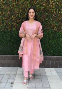 Style moderne Beautiful Occasional Wear Meilleur pantalon Kurti en soie romaine de qualité supérieure Dupatta avec travail à la main Exportateur et fournisseur indiens - Product Image 3