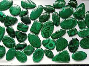 Lot de cabochons en malachite naturelle polie pour la fabrication de bijoux - Product Image 4