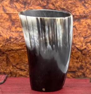 Taza de Cuerno de Búfalo Tallada de Primera Calidad 100%, Taza de Cuerno Tallada Vikinga de Gran Capacidad para Regalo a Precios Bajos - Product Image 1
