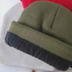 Gorros de Punto Acrílicos con Puño y Parche de Cuero con Logotipo Personalizado, Multicolores, Ajustables, Gruesos y Cálidos, Gorro de Invierno, Fábrica de Vietnam - Product Image 2