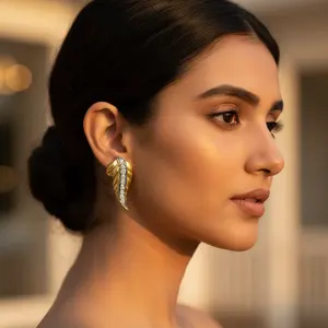 Boucles d'oreilles en or plaqué luxe avec diamants et motif feuille, bijoux élégants, cadeau - Product Image 3