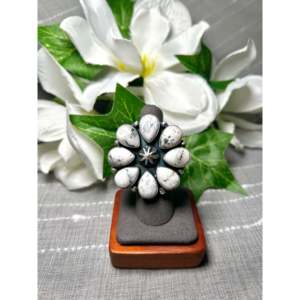 Anillo Ajustable Rena Shelly con Búfalo Blanco y Plata de Ley con Piedra Natural para Regalo - Product Image 1