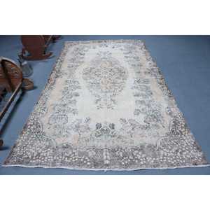 Tapis turc vintage, grand tapis de 5,6 x 9,6 pieds, tapis floral gris et blanc - Product Image 1