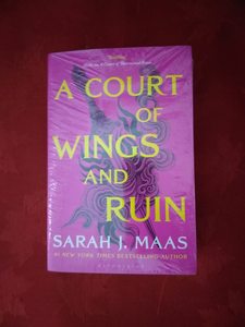 Una Corte de Alas y Ruina de Sarah J. Maas, novela de fantasía en formato de bolsillo. - Product Image 4