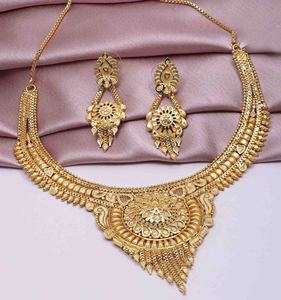 Vente en gros de colliers et boucles d'oreilles pour femmes en laiton plaqué or 14K 18K 24K - Product Image 1