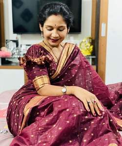 Saree enchanteur en satin avec détails imprimés et travail de la pierre pour la fête et l'usure occasionnelle - Product Image 5