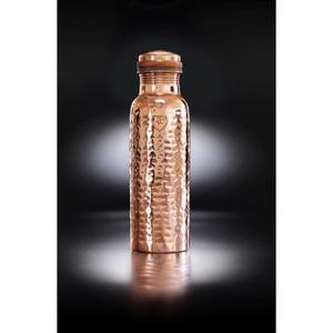 Bouteille d'eau élégante en cuivre gravé avec des designs complexes et combinant artisanat intemporel et facilité d'utilisation moderne - Product Image 1