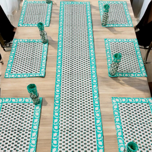 Ensemble de chemin de table et de sets de table en coton imprimé à la main élégant, turquoise et blanc, avec des motifs floraux complexes - Product Image 1