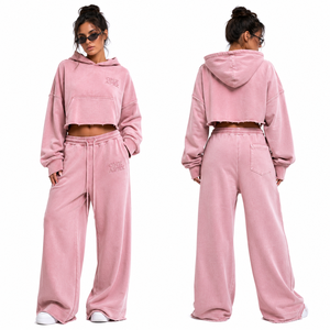 Ensemble de survêtement en coton molletonné pour femme, rose délavé, comprenant un sweat à capuche court et déchiré et un pantalon de survêtement large, coupe droite, style streetwear - Product Image 4