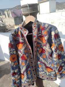 Vestes d'hiver indiennes en pur coton brodé pour femmes Taille libre Vestes pour femmes faites à la main Taille libre - Product Image 3