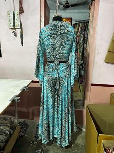 Conjunto de kimono bohemio de Paisley azul vibrante perfecto para looks de festival de días de playa de verano y ocasiones Casuales - Product Image 2