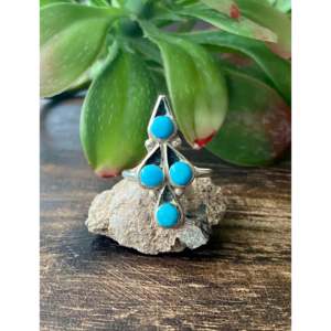 Anillo Navajo Hecho a Mano con Turquesa Sleeping Beauty y Plata de Ley, Joyería Cultural Coleccionable, Talla 6.75 - Product Image 1