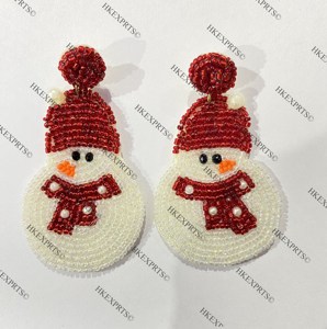 Pendientes de reno de Navidad chapados en oro hechos a mano, diseño único de joyería festiva con Reno con cuentas para Navidad - Product Image 1