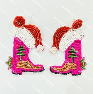 Pendientes de botas occidentales de Papá Noel con cuentas de semillas rosas hechas a mano para celebraciones festivas - Product Image 1