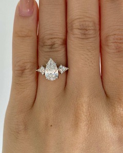 Bague de fiançailles en diamant CVD certifié IGI à trois pierres, avec un design de diamant de laboratoire de 2,50 carats total, sertie d'un diamant taille poire brillant. - Product Image 2