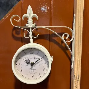 Reloj de pared para interiores y exteriores, reloj de estación victoriana de doble cara, antiguo, hecho de metal, reloj de diseño rústico beige único.