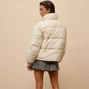 Chaqueta acolchada recortada Latte duradera y acogedora para Mujer | Elegante abrigo corto de invierno para uso diario - Product Image 4