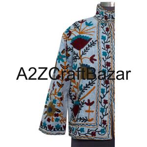 Veste bomber en coton brodée Suzani faite à la main en Inde, veste vintage florale d'hiver bohème écologique à col en V pour femmes - Product Image 2
