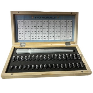 Juego de Medidores de Anillos de Boda, Universal, de 1 a 36, con Agarre de Goma, Mandril para Anillos y Medidor de Tallas de Anillos en Caja de Madera Negra - Product Image 3