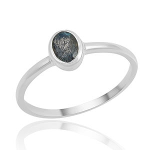 Anillo de Plata de Ley 925 con Diseño Clásico y Gema Ovalada Teñida de Esmeralda - Product Image 4