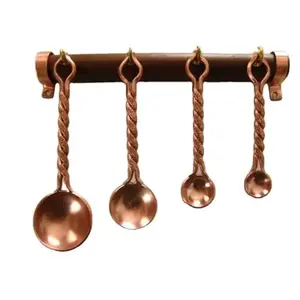 Ensemble de couverts vintage luxueux en acier inoxydable au design élégant, parfait pour les repas royaux et les occasions spéciales - Product Image 1