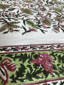 Tela de Algodón Estampada a Mano con Base Blanca y Diseño de Capullos Florales Rosas y Hojas Verdes - Product Image 2