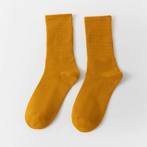 Calcetines de algodón informales unisex cuello redondo tubo medio calcetines transpirables de color sólido a la moda Otoño - Product Image 1