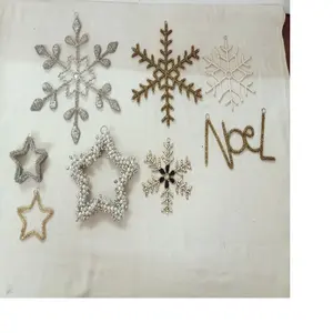Tentures d'arbre à thème de noël faites à la main avec des perles de verre dans les thèmes étoile de noël, noël et flocon de neige