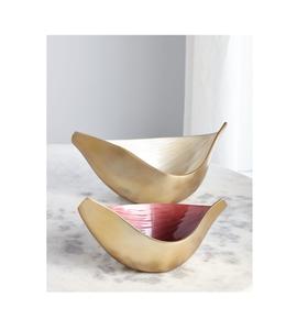 Cuenco para servir de latón con grabado floral que funciona como un utensilio práctico y un centro de mesa decorativo para mesas de comedor - Product Image 3