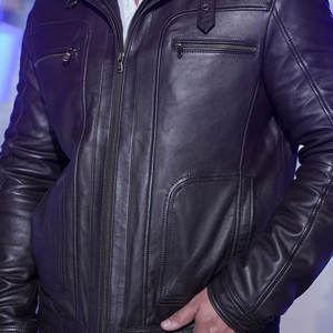 Chaqueta de invierno de piel sintética ajustada para hombre con diseño minimalista y líneas afiladas con acabado mate - Product Image 4