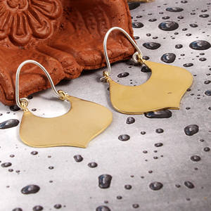 Pendientes de gancho llamativos hechos de pendientes de aro colgantes de Latón chapado en oro de 18 quilates que agregan un toque de elegancia a cualquier conjunto - Product Image 1