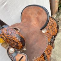 Ensemble de selle western haut de gamme personnalisable en cuir véritable pour barrel racing, avec cadre en bois et motifs artistiques |   Raccords en acier inoxydable façonnés à la main