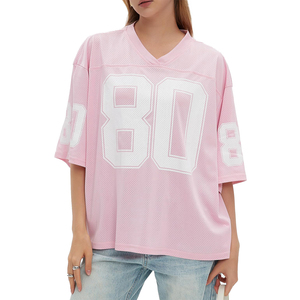 Camiseta retro de fútbol para mujer personalizada, camiseta de moda de gran tamaño con manga corta, camiseta Rosa elegante - Product Image 1