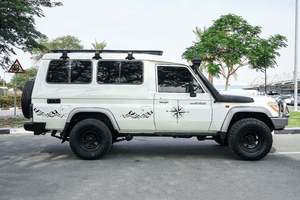 Oferta Especial: Toyota Land Cruiser Serie 70 2018 Diésel Manual con Volante a la Derecha, Conversión a Ambulancia, Barra Protectora Reforzada, Listo para Exportación - Product Image 3