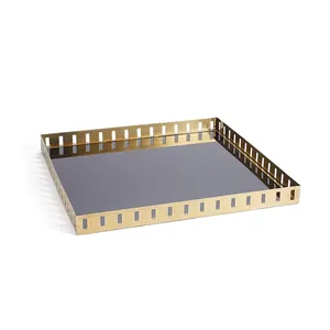 Bandeja de Metal de Diseño Artesanal para Decoración del Hogar, Tiendas y Cestas de Regalo, con Brillo Dorado, Fabricada por Zahid Exports en India - Product Image 1