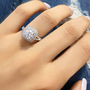 Anillo de Compromiso con Doble Halo Cuadrado y Diamantes de 0.62ct en Platino - Colección de Anillos de Diamantes Elegantes - Product Image 1