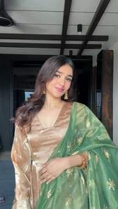 Haut traditionnel indien de créateur en tissu brodé de sequins avec manches brodées et dentelle Zalar, et pantalon dupatta - Product Image 4