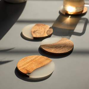 Posavasos redondo de resina de madera adecuado para proteger las superficies de las mesas durante las ocasiones en que se sirve té y café. - Product Image 1